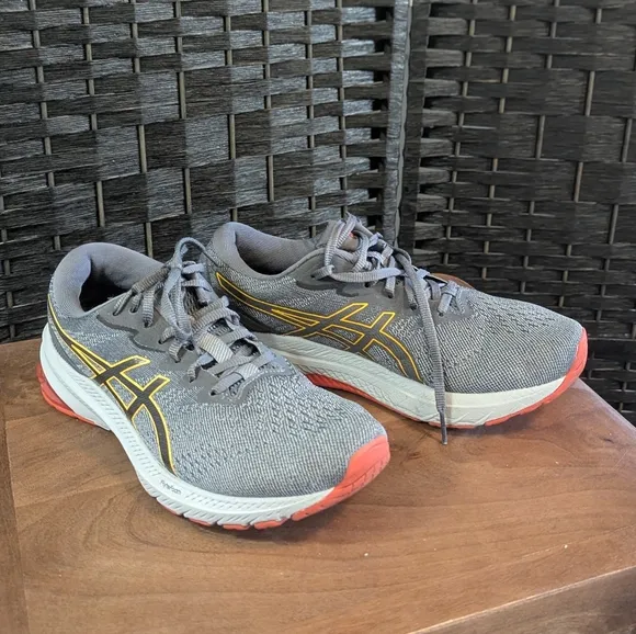 ASICS Gray &amp; Red Running Shoes Athletic Excel Used Cond Mens 8  GT 1000