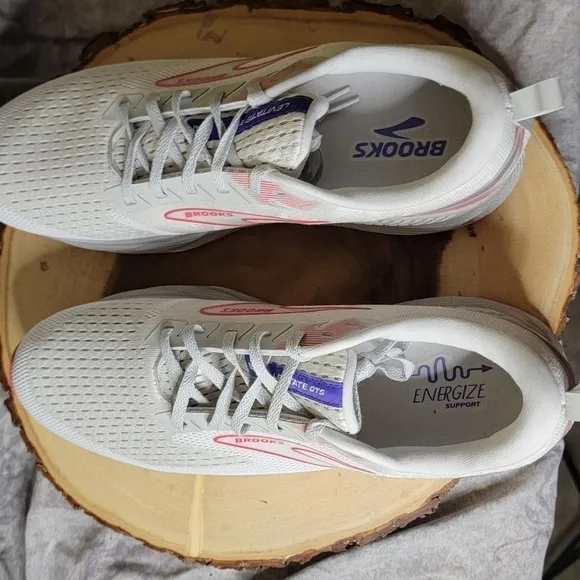 Brooks estate GTS 6  road running shoes Men's size (12.5 D)**