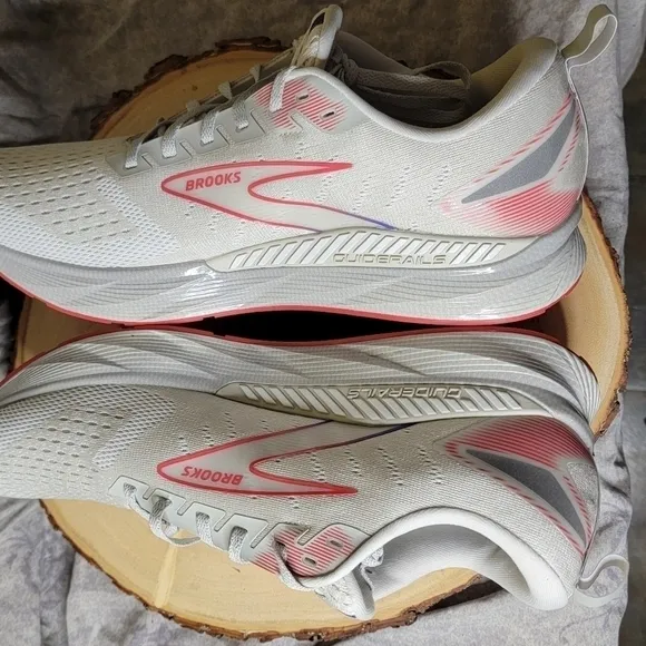 Brooks estate GTS 6  road running shoes Men's size (12.5 D)**