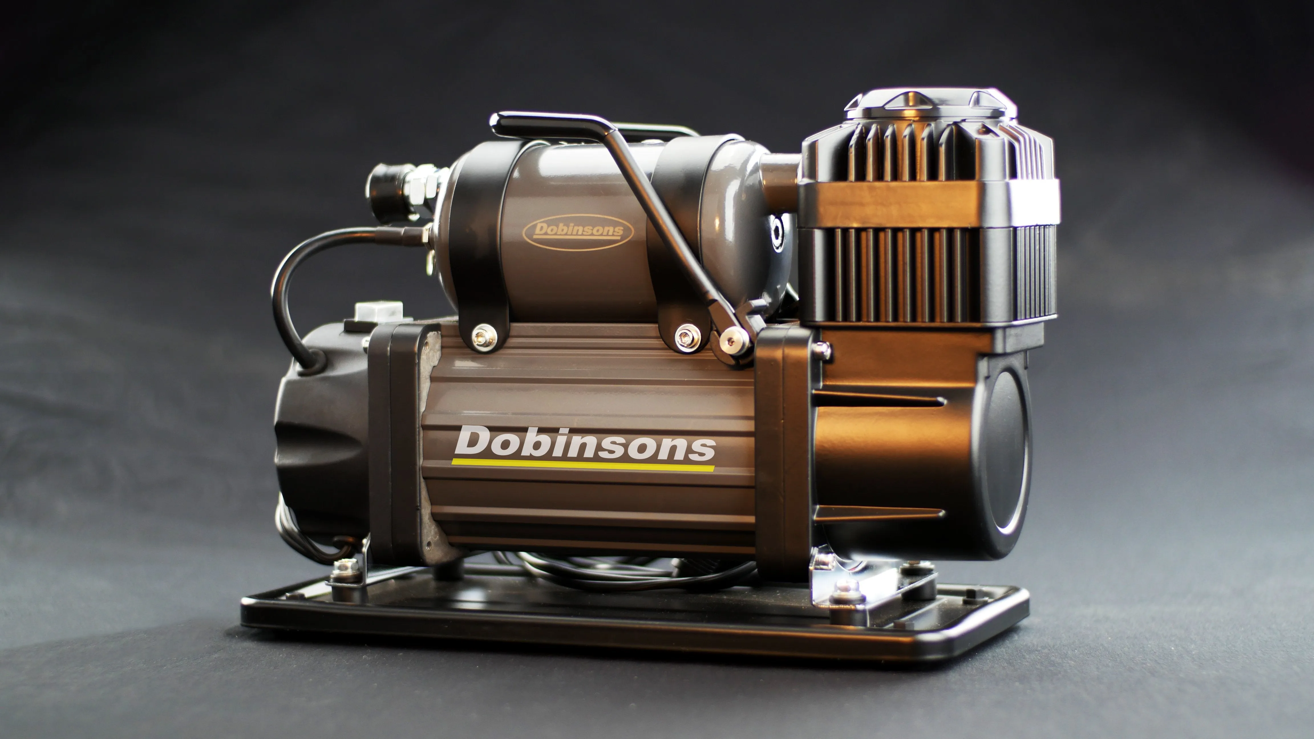 DOBINSONS 4×4 Zenith Portable 12V HIGH Output AIR Compressor KIT with Bag, Hose and Gauge(AC80-3846)