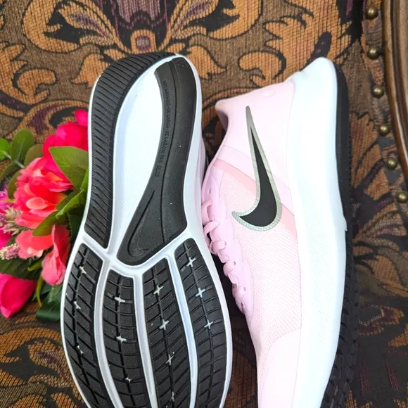 Pink 🩷 Nike running shoes 6.5Y