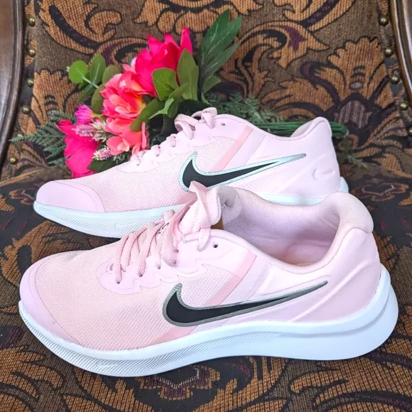 Pink 🩷 Nike running shoes 6.5Y