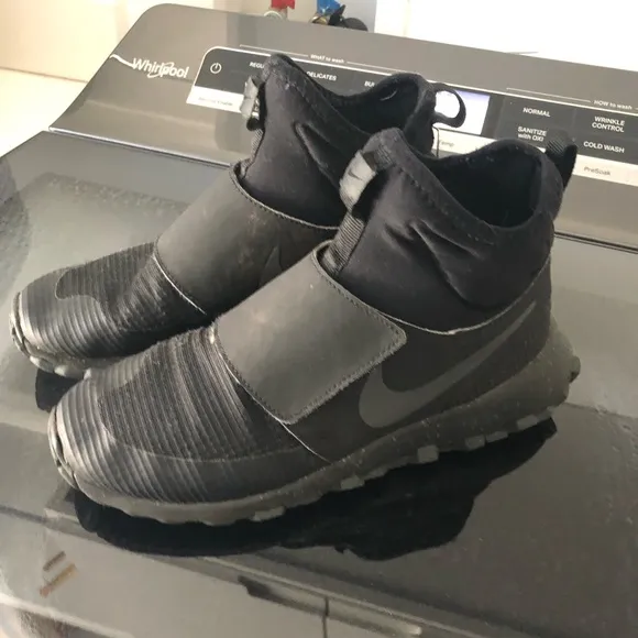 Youth Nike roshe mid winter stamina running shoes black Velcro sz 3.5